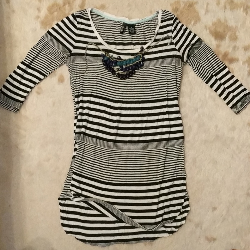 Stripped back and white long top